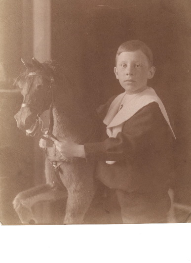 Åke Strindberg med gunghäst